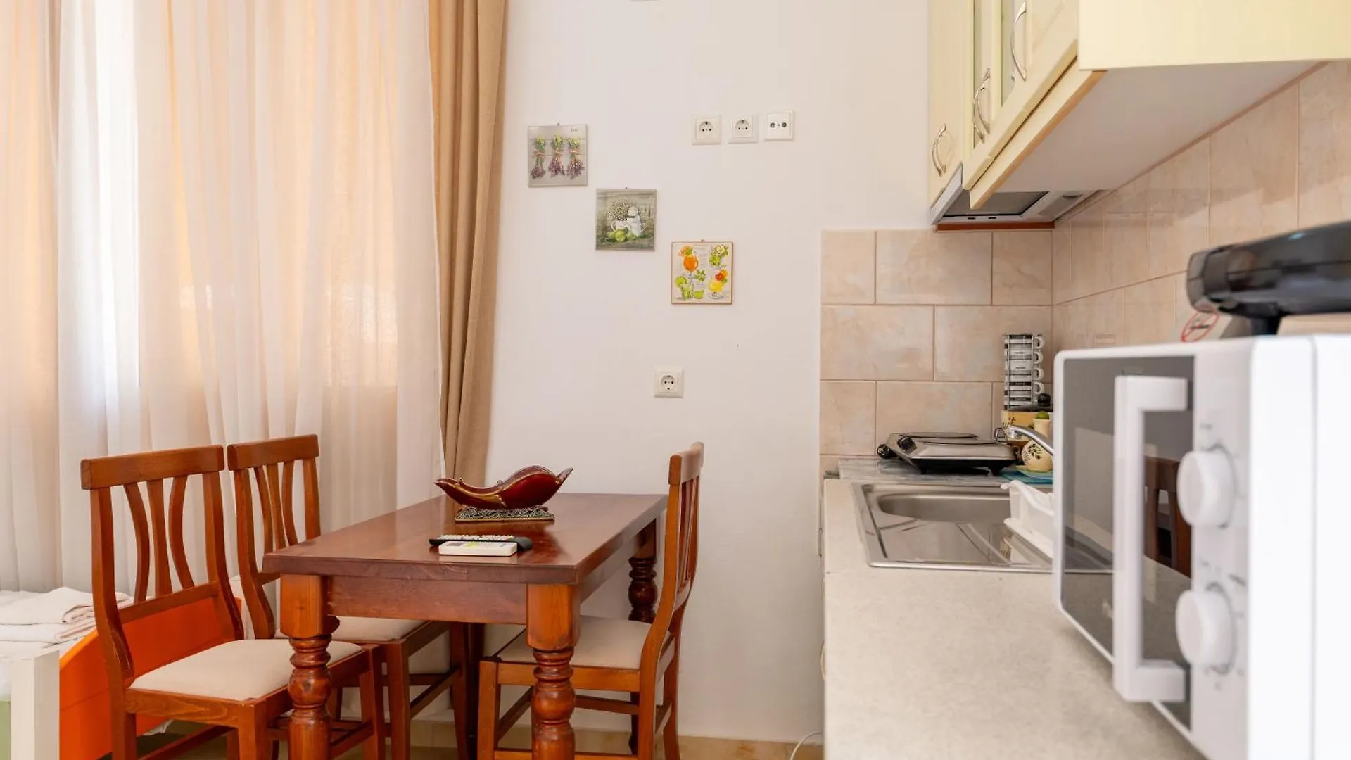 Cozy Apartments Downtown Ksamil 0*,